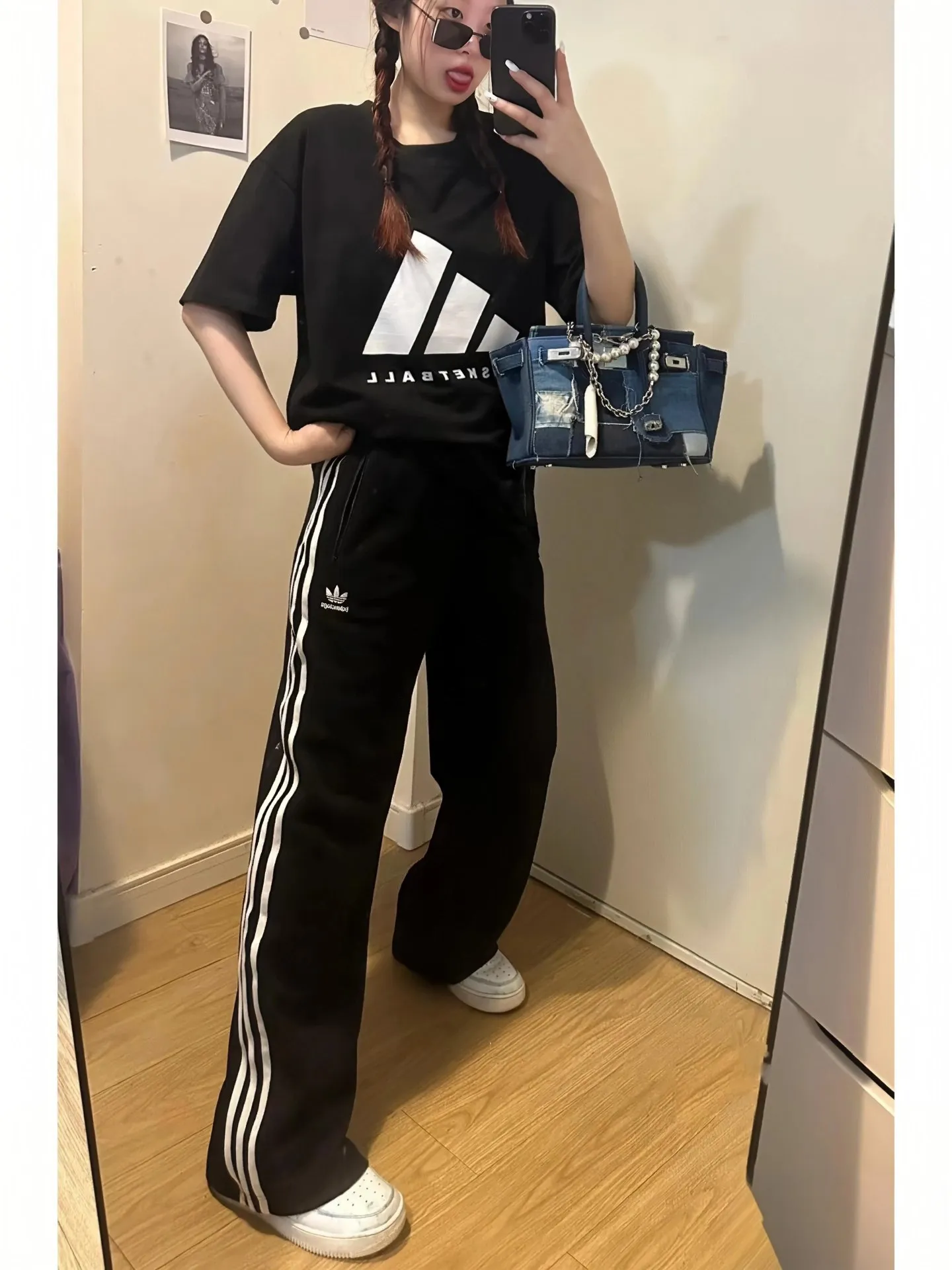 ：KK 10 Originals × T Same Style ： 1.320g ，100% ， ， ， 。 2. ， ， ， ， ！ 3. ， ， ， 。 4. ， Breathable ， Quality 。 ： ， 。 “Daily Log : Relarda” ，“goodday Hows your weather?” ， 。 ， ， 。 ：Black、White Size ：S-XL